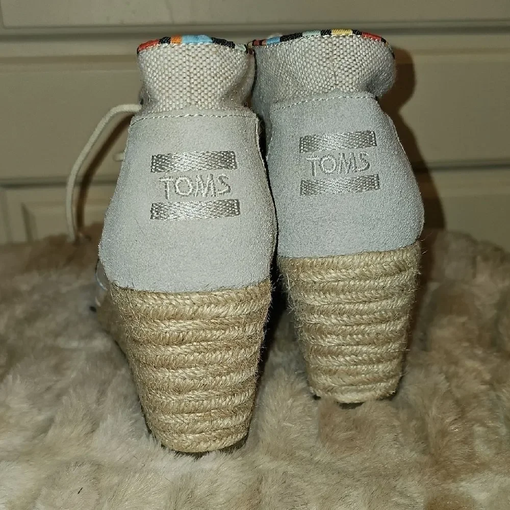 Toms stylish wedges